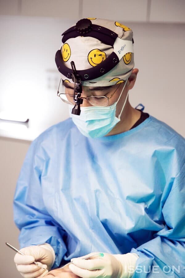 Dr. Jang Joon-Chul performing surgery